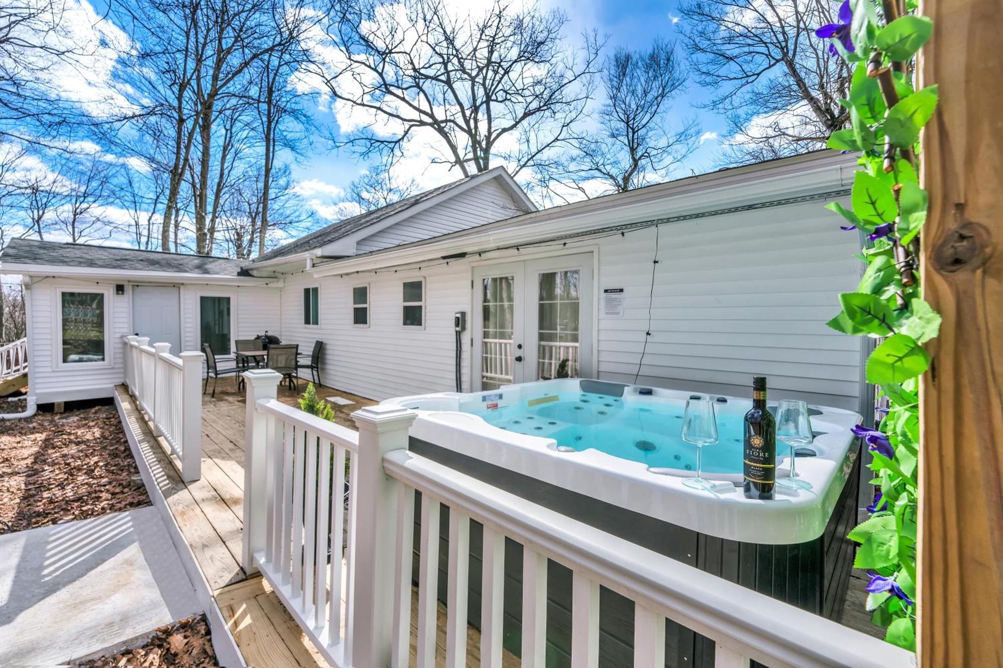 Palomino Ranch Namaste-sunroom, Hot Tub, Game Room, King Beds, Fire Pit, Bbq, Pet-friendly * Tobyhanna